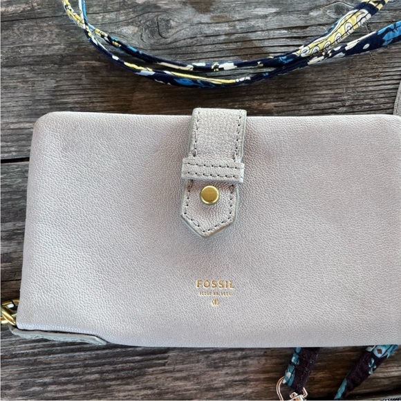 LARGE FOSSIL WALLET, good condition, cards,cash, zippered back 7”x4.5” - Picture 1 of 5